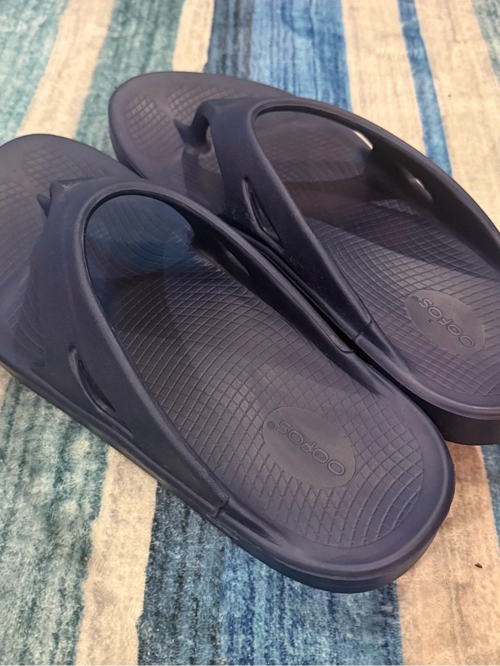 OOFOS Men's Dark Navy Blue Recovery Flip-Flops